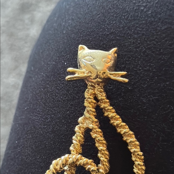 Elegant Gold Cat Brooch - Picture 2 of 5